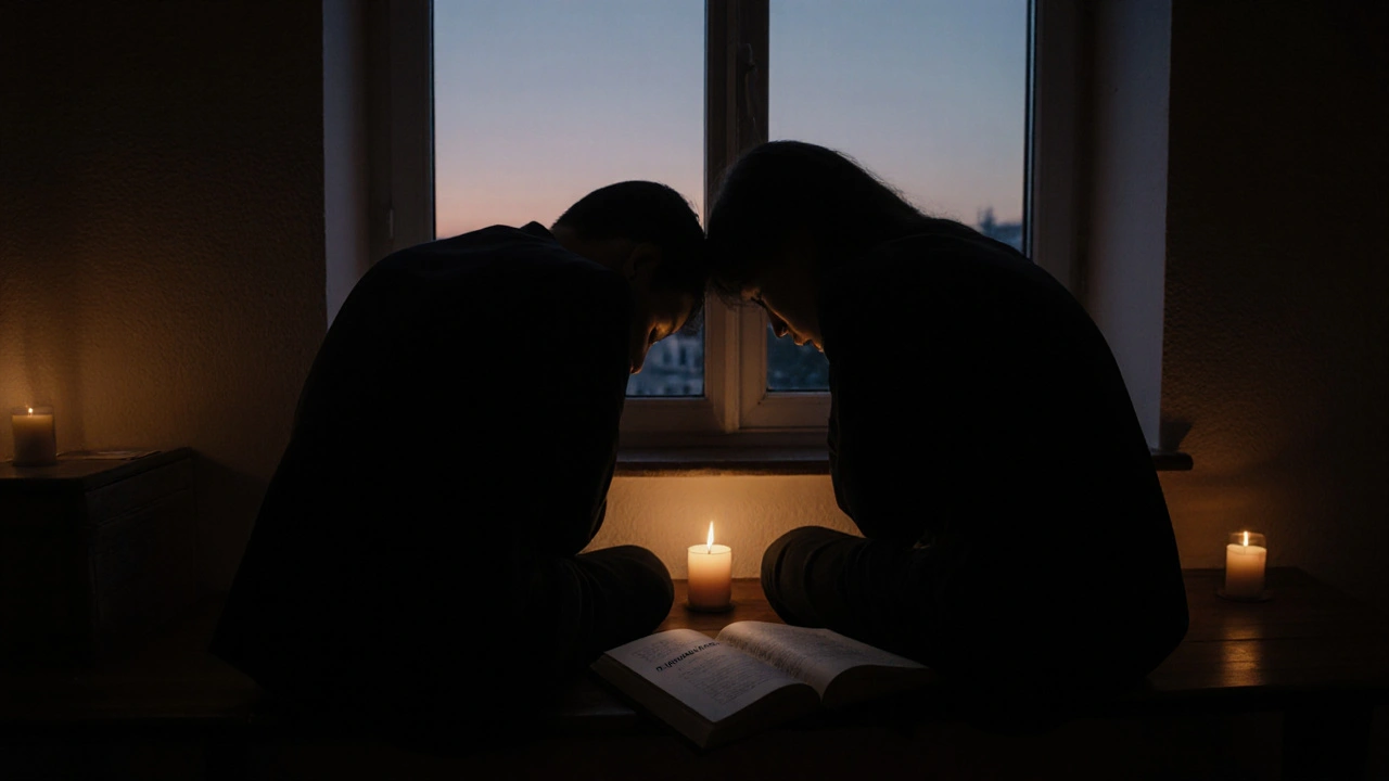 Dva lidé sedí vedle sebe v tichém pokoji, kniha mezi nimi — chvíle klidu a vzájemného porozumění.